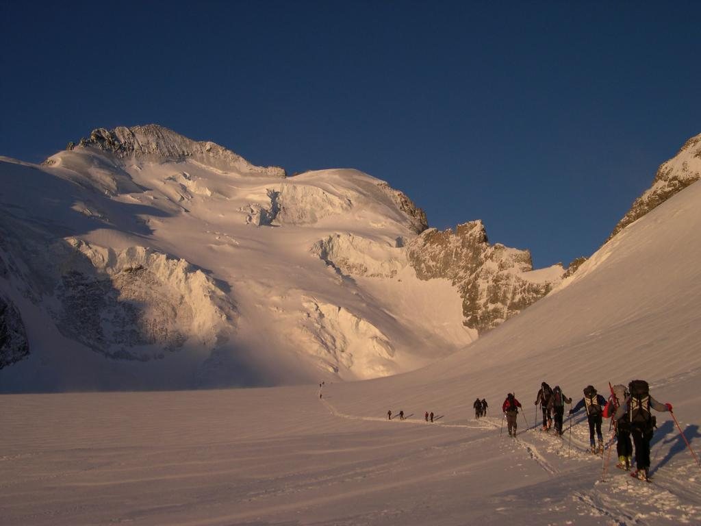 A roped party ascending the D&ocirc;me des &Eacute;crins